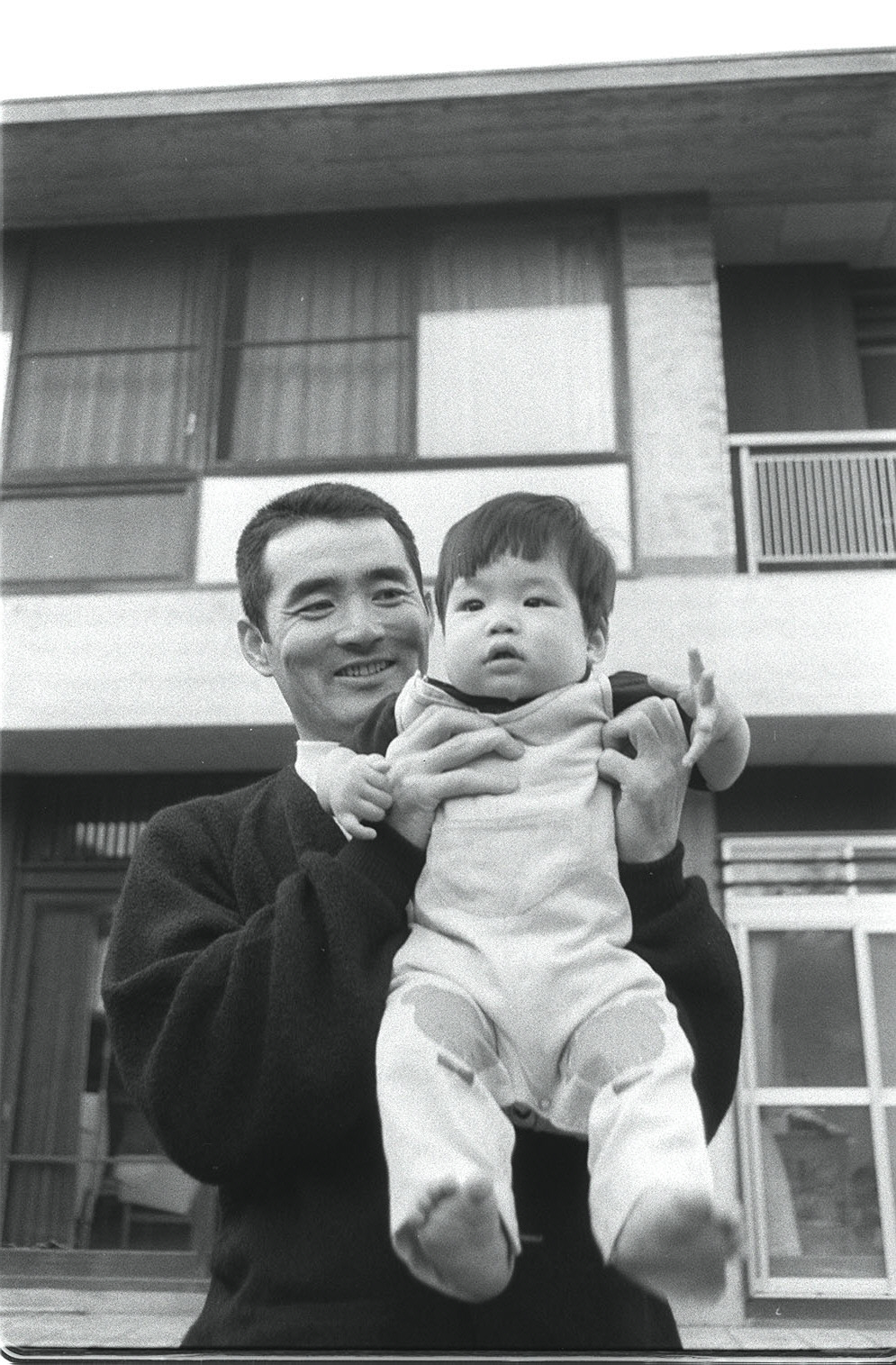 幼少期の長嶋一茂を抱き上げる長嶋茂雄（1966年撮影）