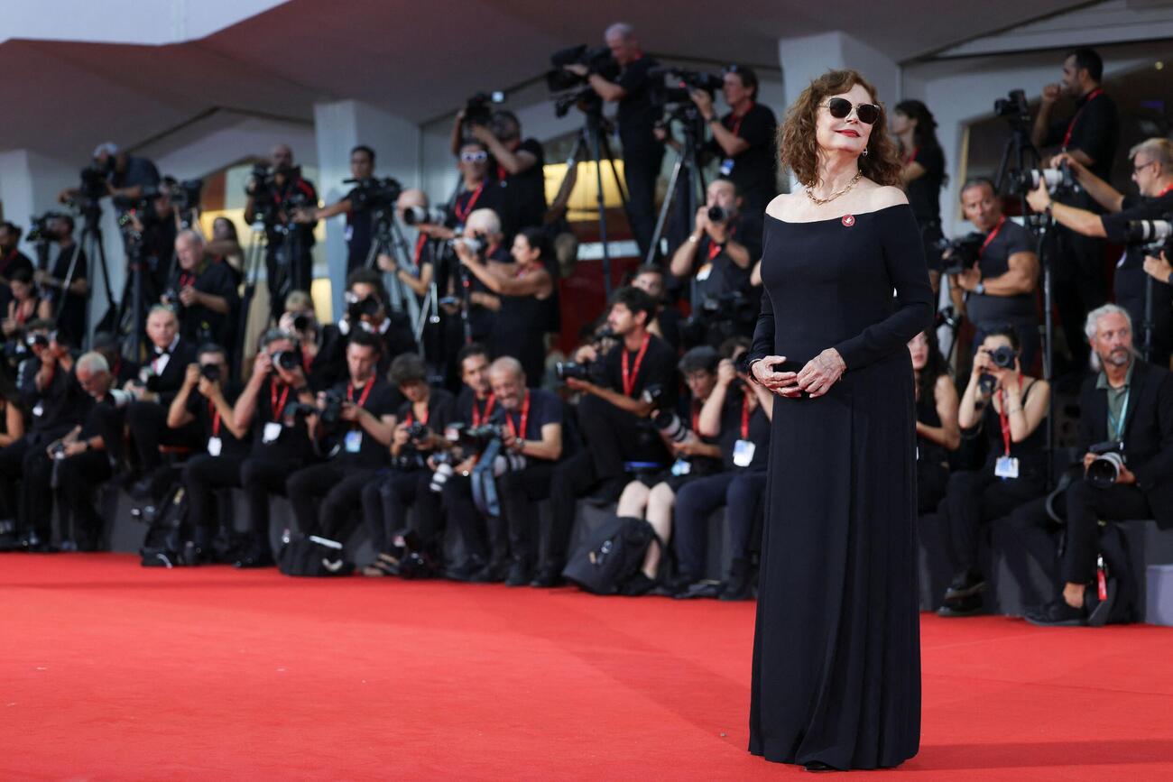 2026年9月6日、第83回ベネチア国際映画祭で、レッドカーペットでポーズをとるスーザン・サランドン（ロイター）