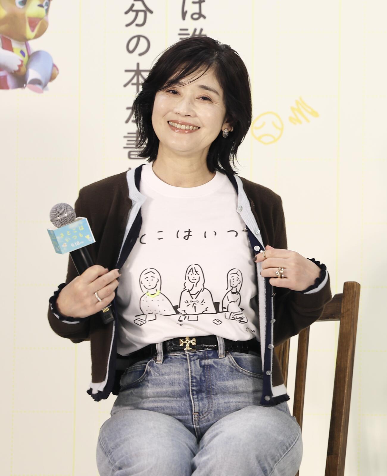 Tシャツを見せる石田ひかり（撮影・河田真司）