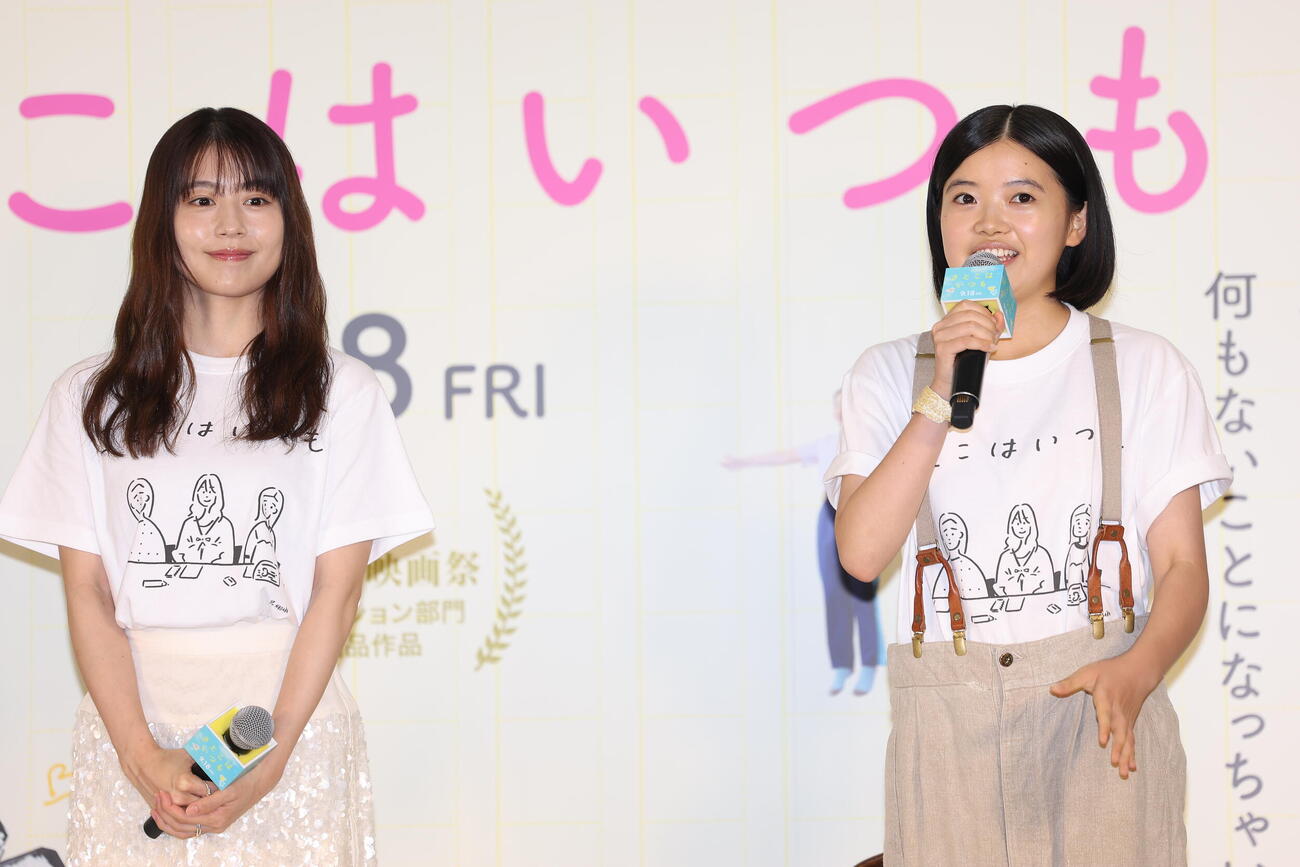 あいさつする姫野花春（右）と有村架純（撮影・河田真司）