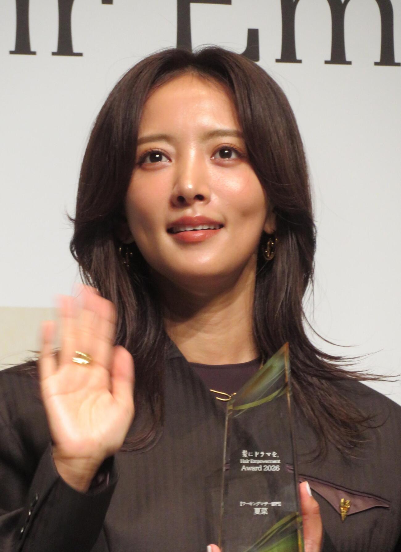美髪で表彰された夏菜（撮影・松本久）
