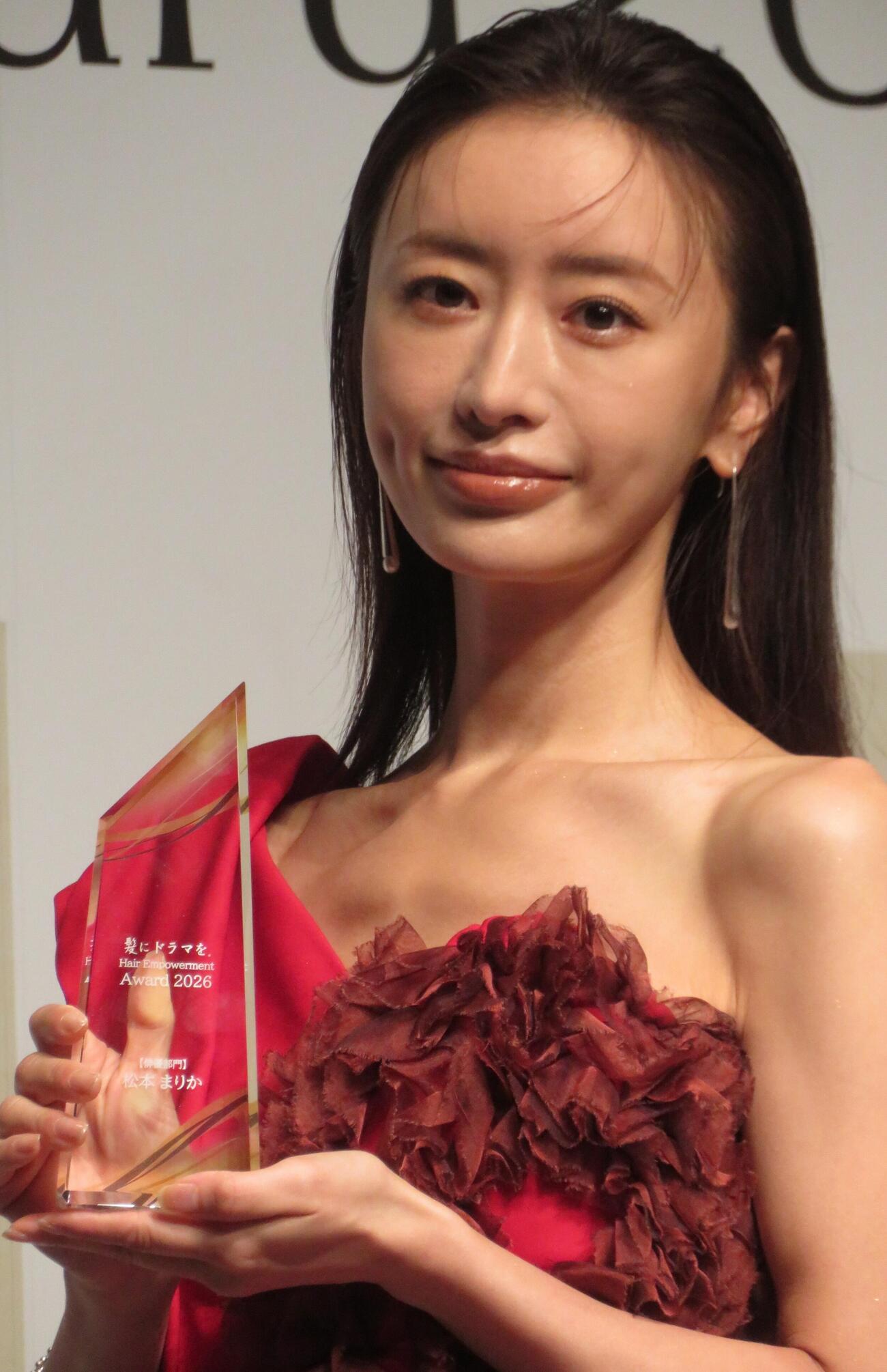 美髪で表彰された松本まりか（撮影・松本久）