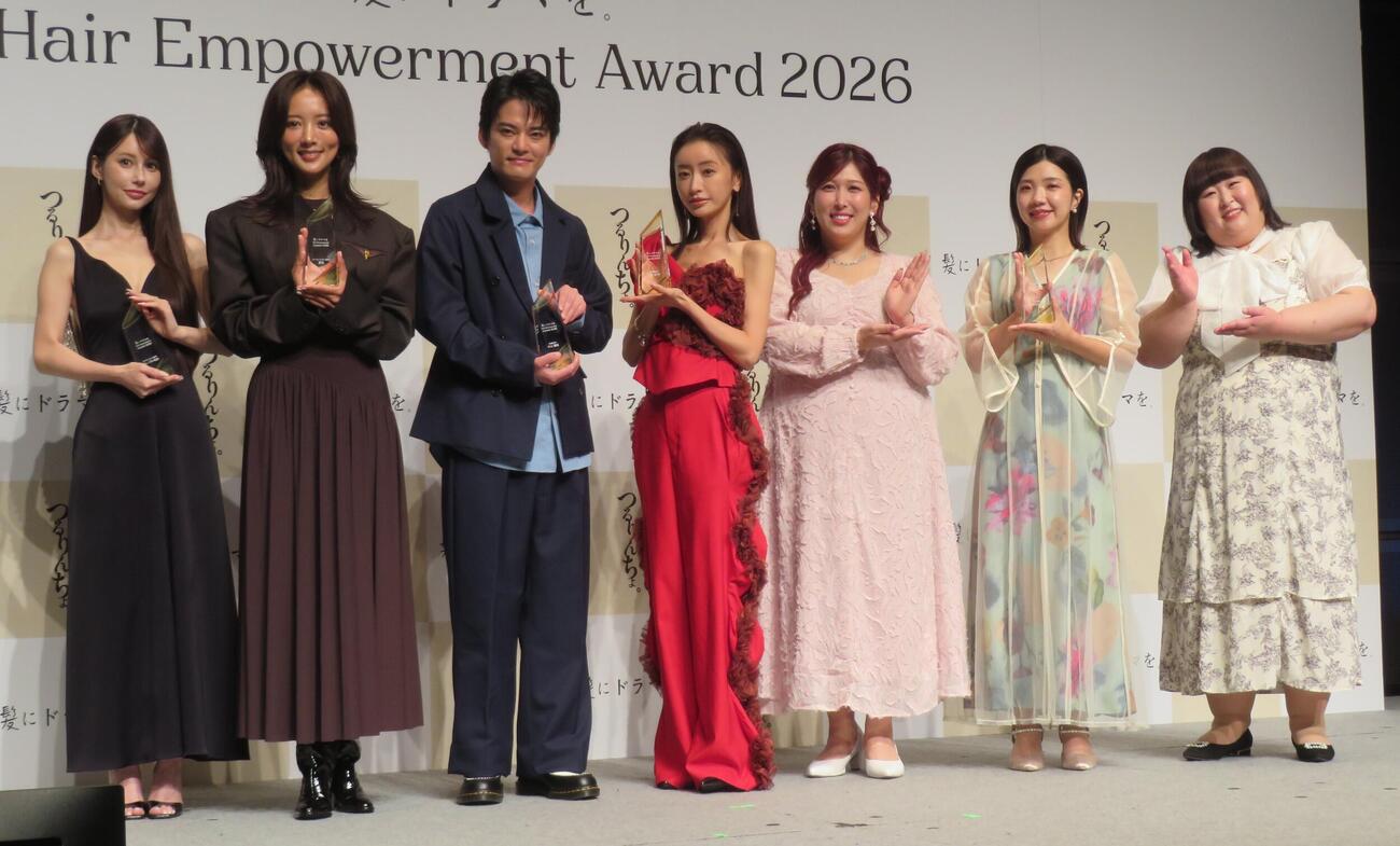 美髪で表彰された、左からダレノガレ明美、夏菜、中山優馬、松本まりか、3時のヒロインのゆめっち、福田麻貴、かなで（撮影・松本久）