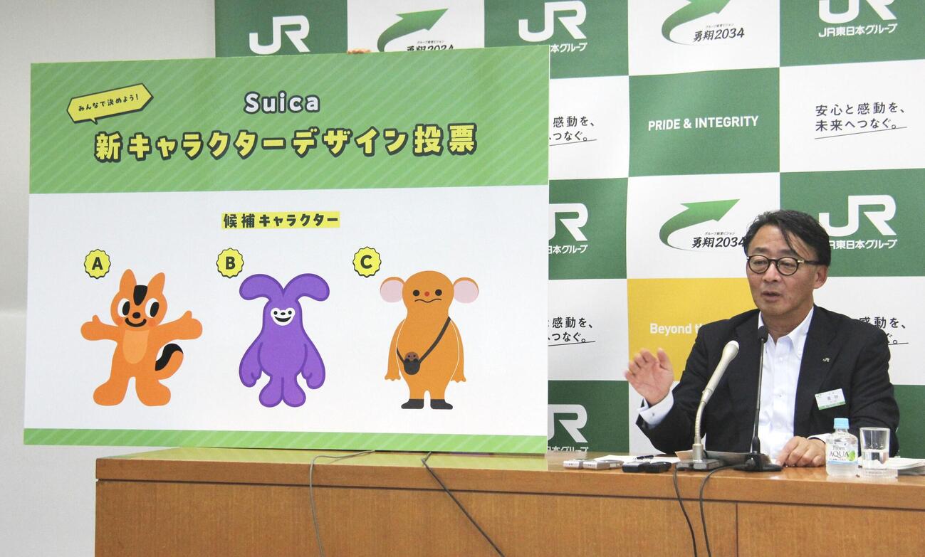 記者会見で「スイカのペンギン」の後任キャラ3候補を発表するJR東日本の喜勢陽一社長＝8日午後、東京都渋谷区（共同）
