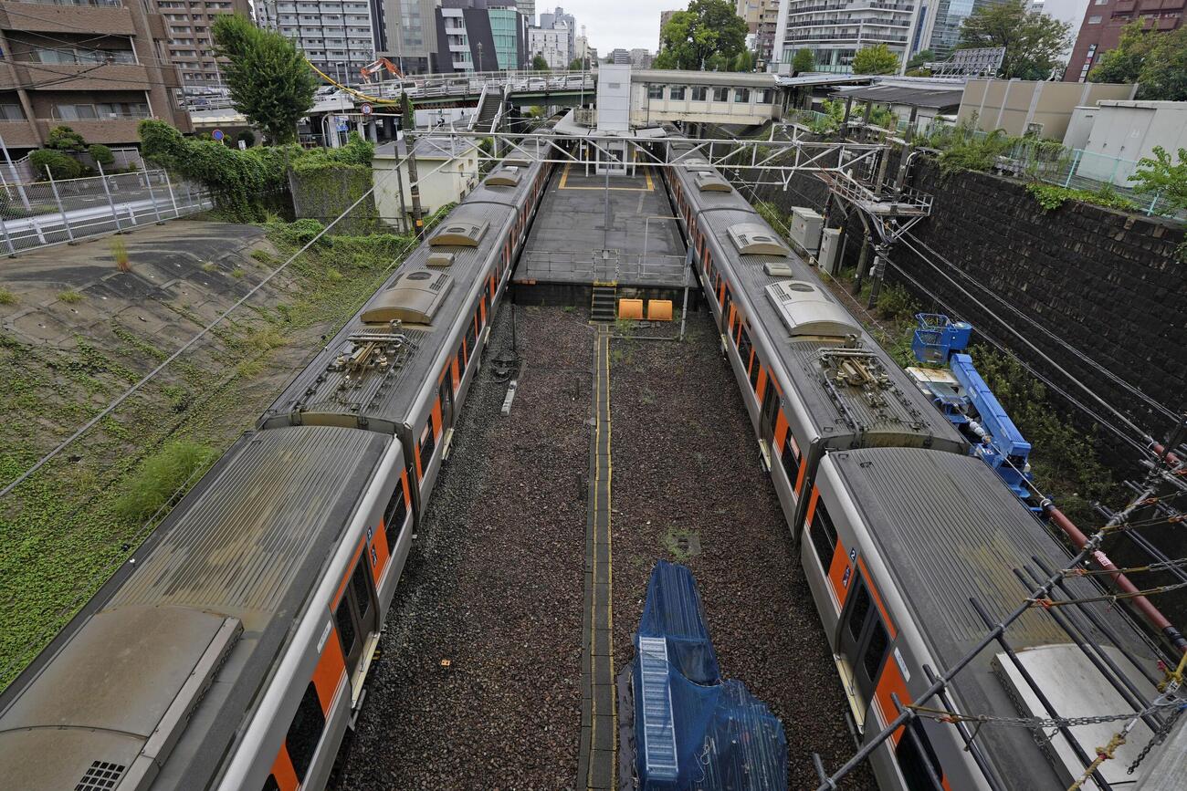 大雨の影響で列車が止まったままのJR千種駅（共同）