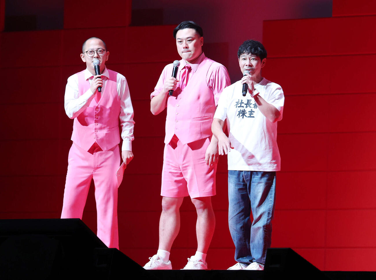 「カブアンド総会」で質問に答えるちゃんぴおんずの日本一おもしろい大崎（左）と大ちゃん（中央）と前澤友作氏（2025年10月撮影）