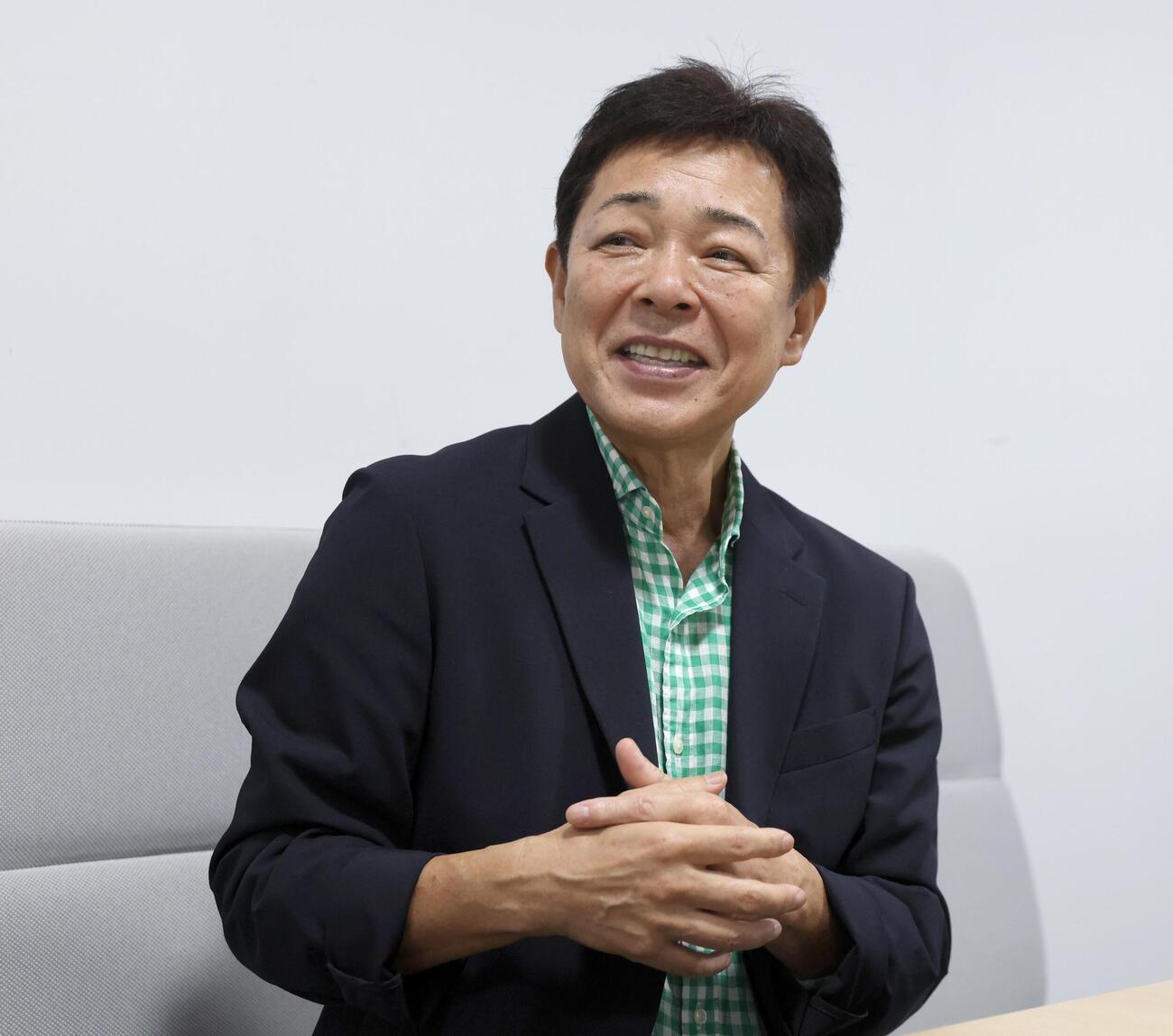 新曲「ふりむき酒場」について思いを話す藤原浩（撮影・黒川智章）