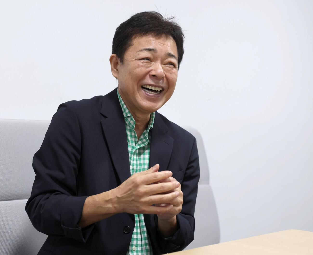 新曲「ふりむき酒場」について思いを話す藤原浩（撮影・黒川智章）