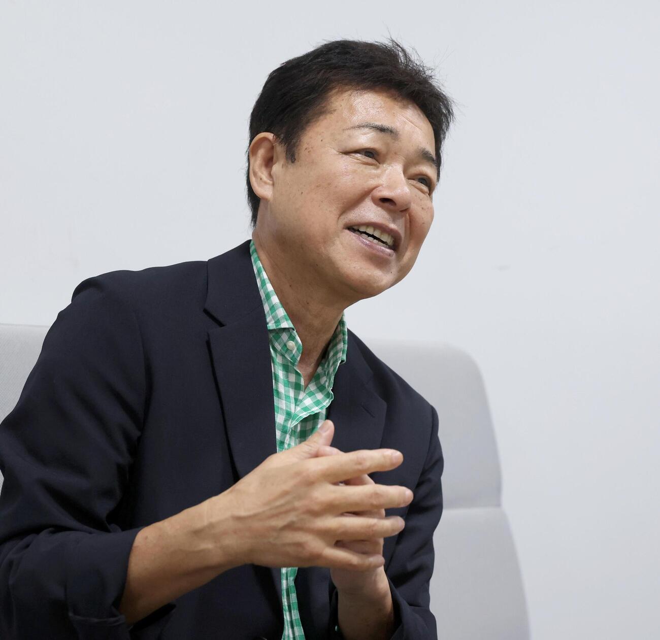 新曲「ふりむき酒場」について思いを話す藤原浩（撮影・黒川智章）