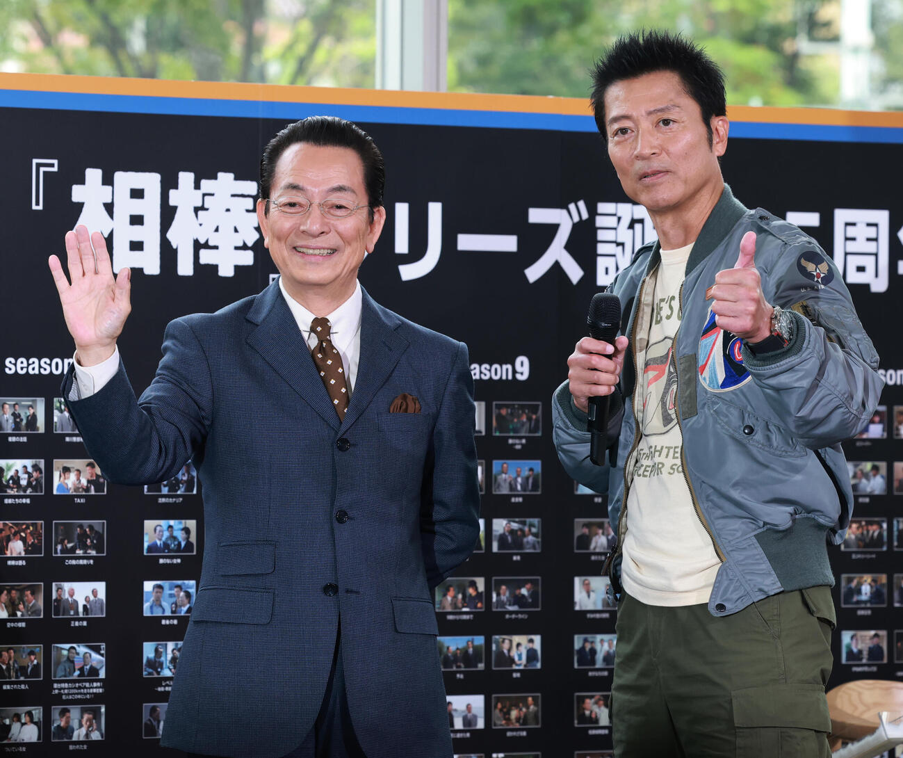 「相棒　season24」ファンミーティングに登場した水谷豊（左）と寺脇康文（2025年10月撮影）
