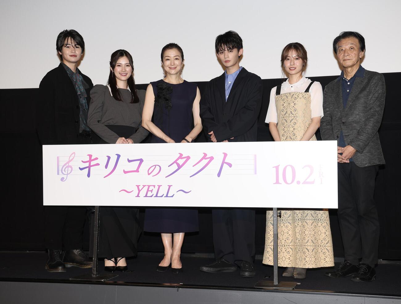 フォトセッションで写真に納まる、左から西垣匠、井頭愛海、鈴木京香、藤原大祐、田辺桃子、雑賀俊朗監督（撮影・河田真司）