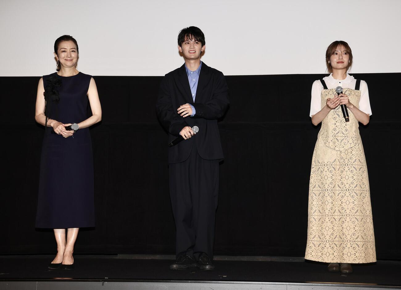 ステージであいさつする、左から鈴木京香、藤原大祐、田辺桃子（撮影・河田真司）
