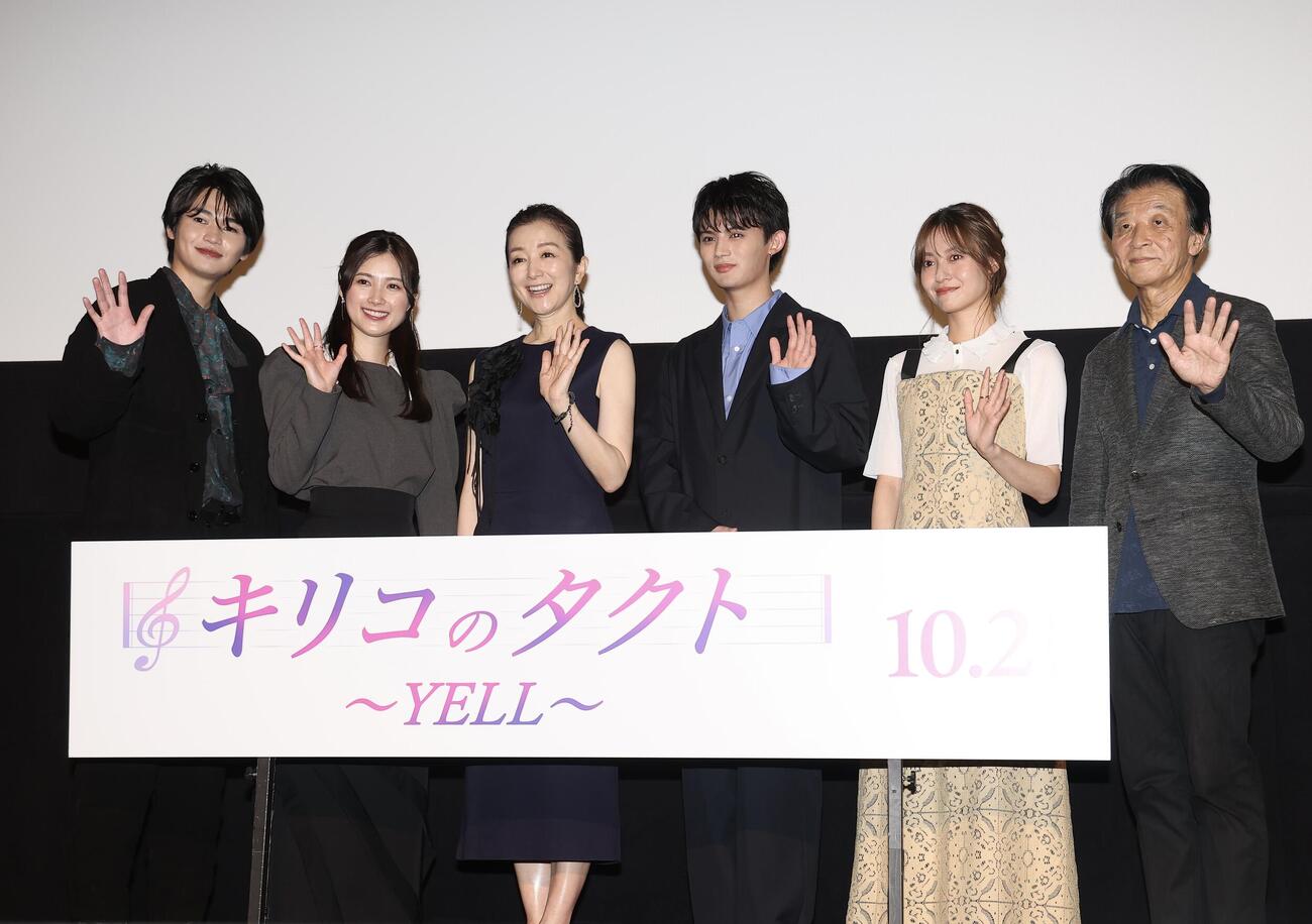 フォトセッションで写真に納まる、左から西垣匠、井頭愛海、鈴木京香、藤原大祐、田辺桃子、雑賀俊朗監督（撮影・河田真司）