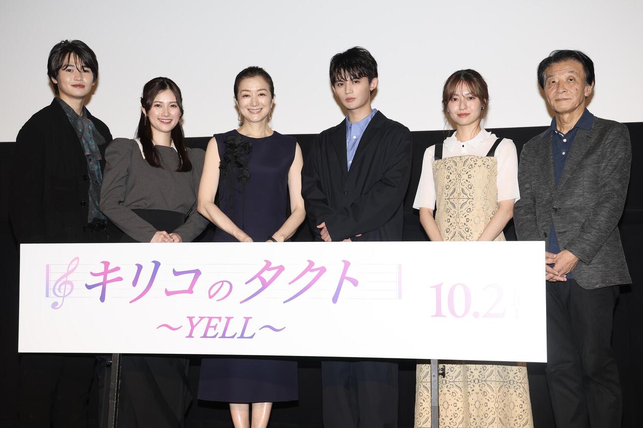 フォトセッションで写真に納まる、左から西垣匠、井頭愛海、鈴木京香、藤原大祐、田辺桃子、雑賀俊朗監督（撮影・河田真司）