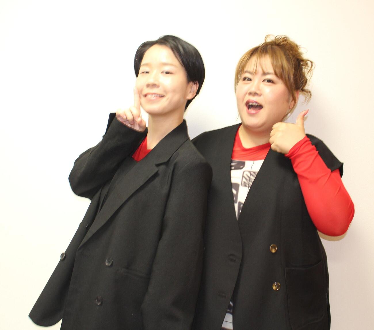 「ここまでの10年を全力で駆け抜けた」と振り返る天才ピアニストの竹内知咲（左）と、ますみ