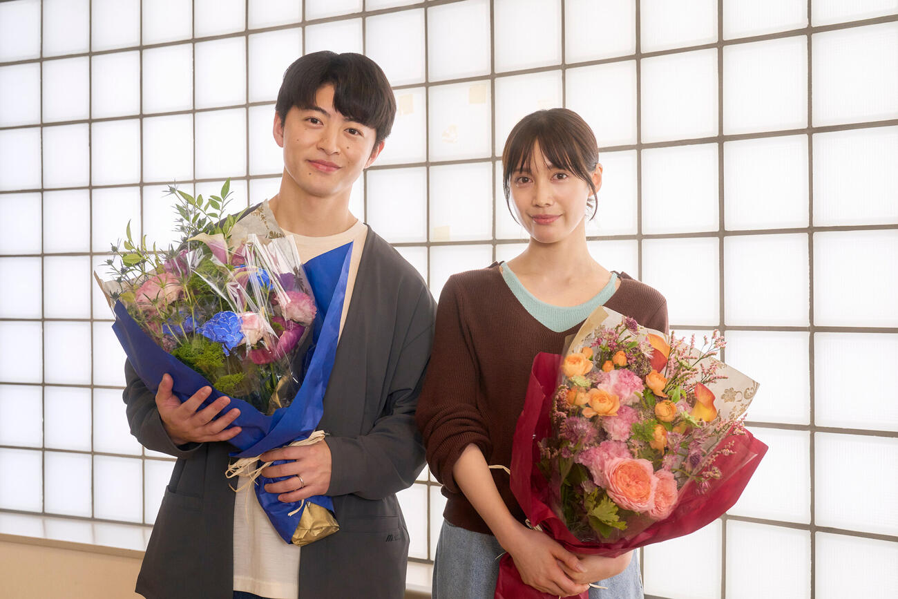 テレビ大阪連続ドラマ「夫に不倫をお願いされました」をクランクアップしたダブル主演の中村ゆりか（右）、佐野玲於（左）（C）「夫に不倫をお願いされました」製作委員会