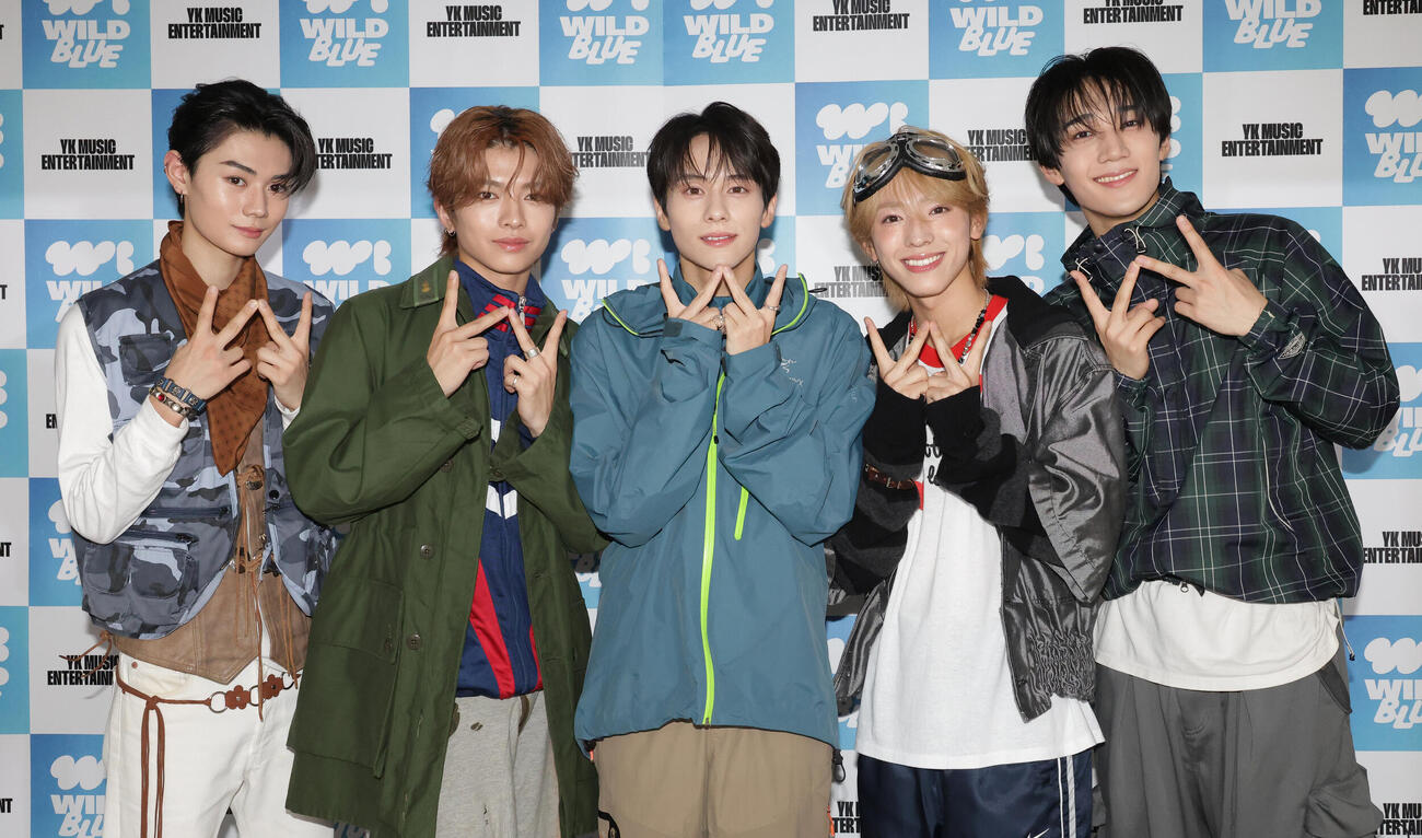 1stアルバムリリースイベントを行ったWILD BLUE。左から鈴陽向、宮武颯、山下幸輝、池田優斗、鈴川直弥（撮影・中島郁夫）