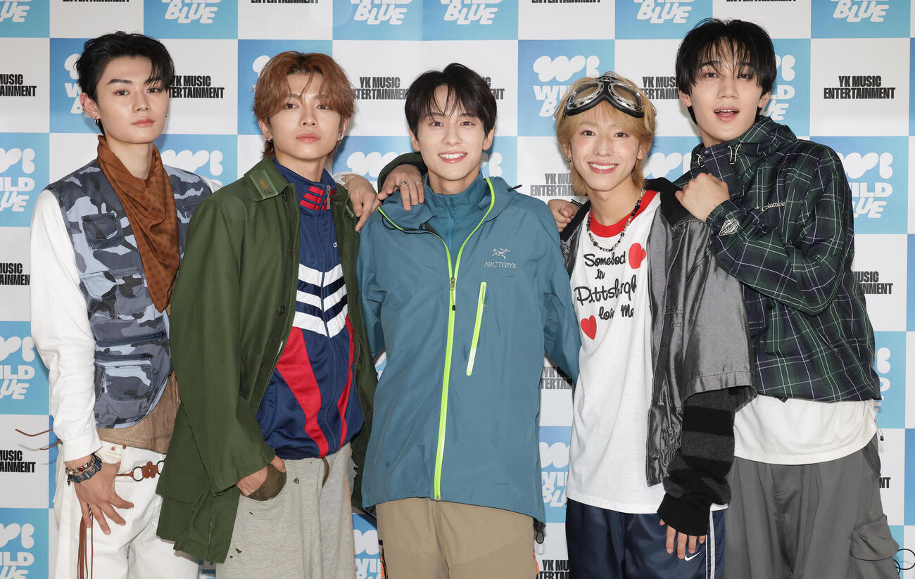 1stアルバムリリースイベントを行ったWILD BLUE。左から鈴陽向、宮武颯、山下幸輝、池田優斗、鈴川直弥（撮影・中島郁夫）