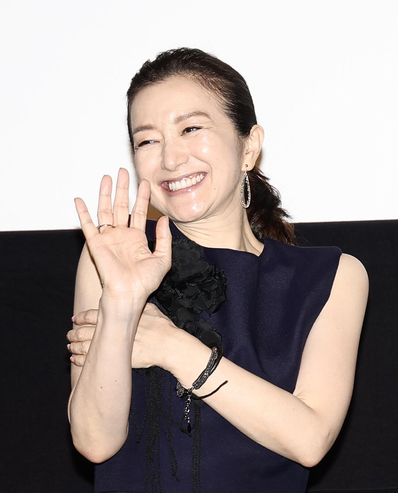 笑顔で降壇する鈴木京香（撮影・河田真司）