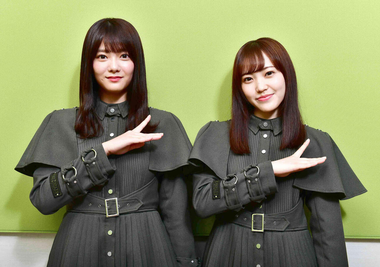 欅ポーズを披露する欅坂46（当時）田村保乃（左）と松田里奈（2019年11月撮影）