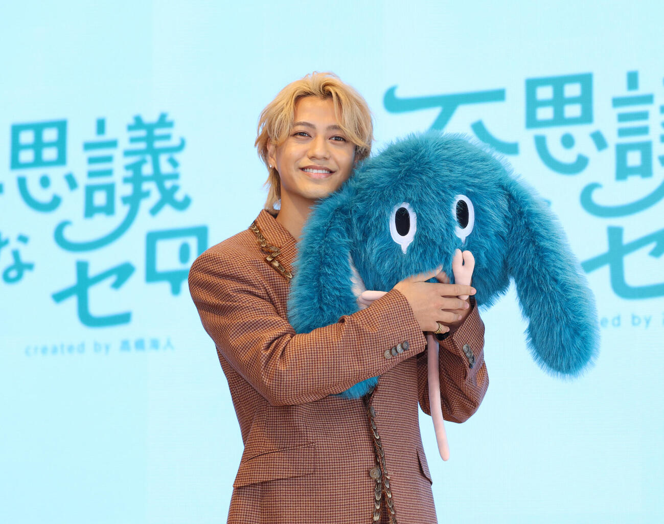 プレス向け内覧会に登場しセロルをぎゅっとする髙橋海人（撮影・増田悦実）