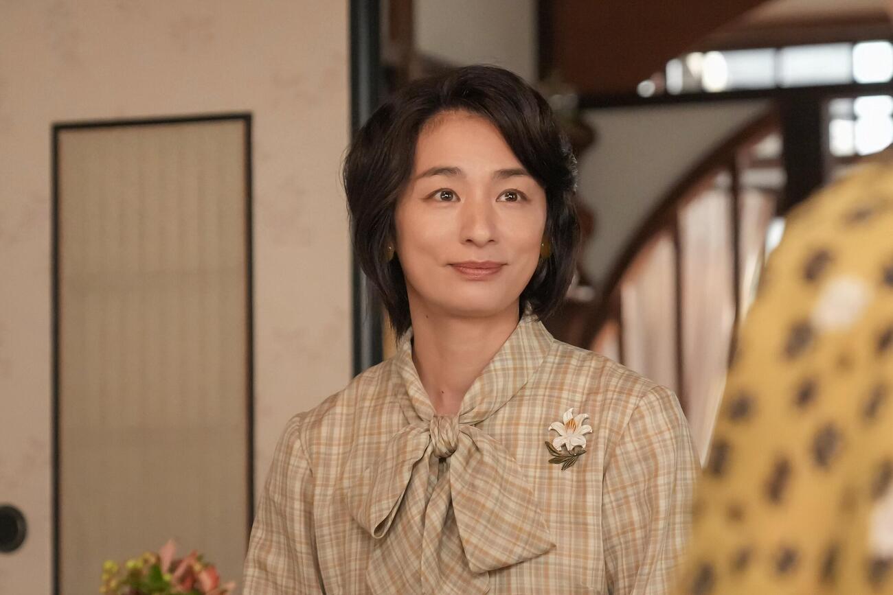 ヒロインがあこがれる作家にふんする尾野真千子