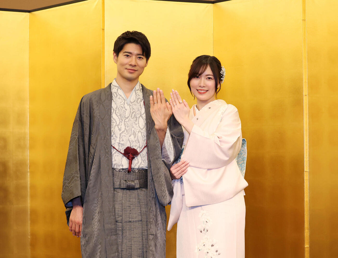 結婚記者会見で笑顔を見せるBOYS AND MEN辻本達規（左）と松井珠理奈（2026年1月撮影）