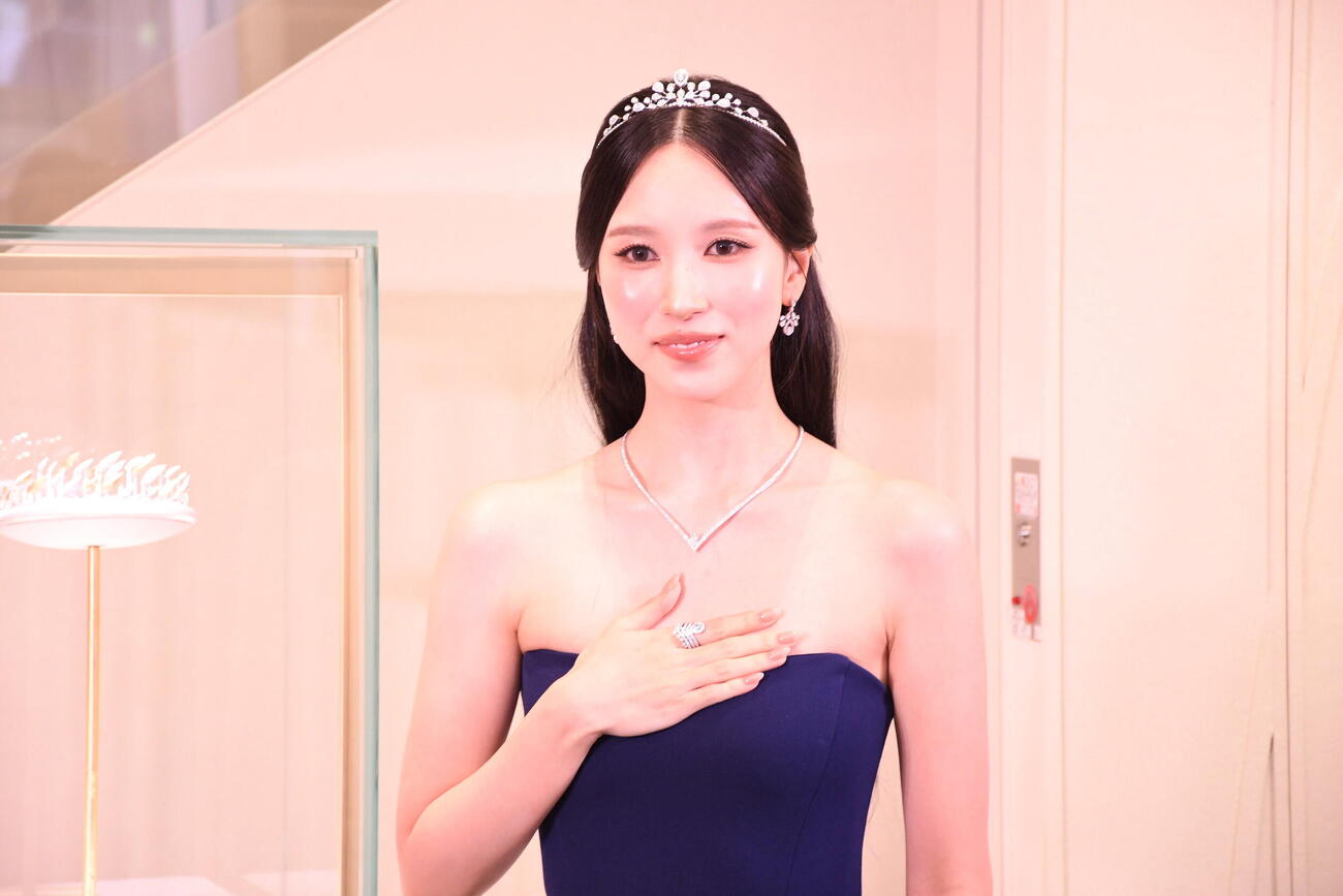 12日にグランドオープンするCHAUMET大阪心斎橋店の記者発表会に出席したTWICE MINA（撮影・阪口孝志）