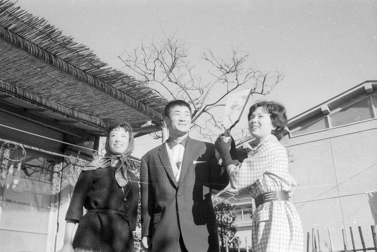 1961年12月、東映・野球と映画の”クリーンアップトリオ”、暴れん坊フライヤーズの主砲張本勲外野手と三田佳子（左）、佐久間良子（右）