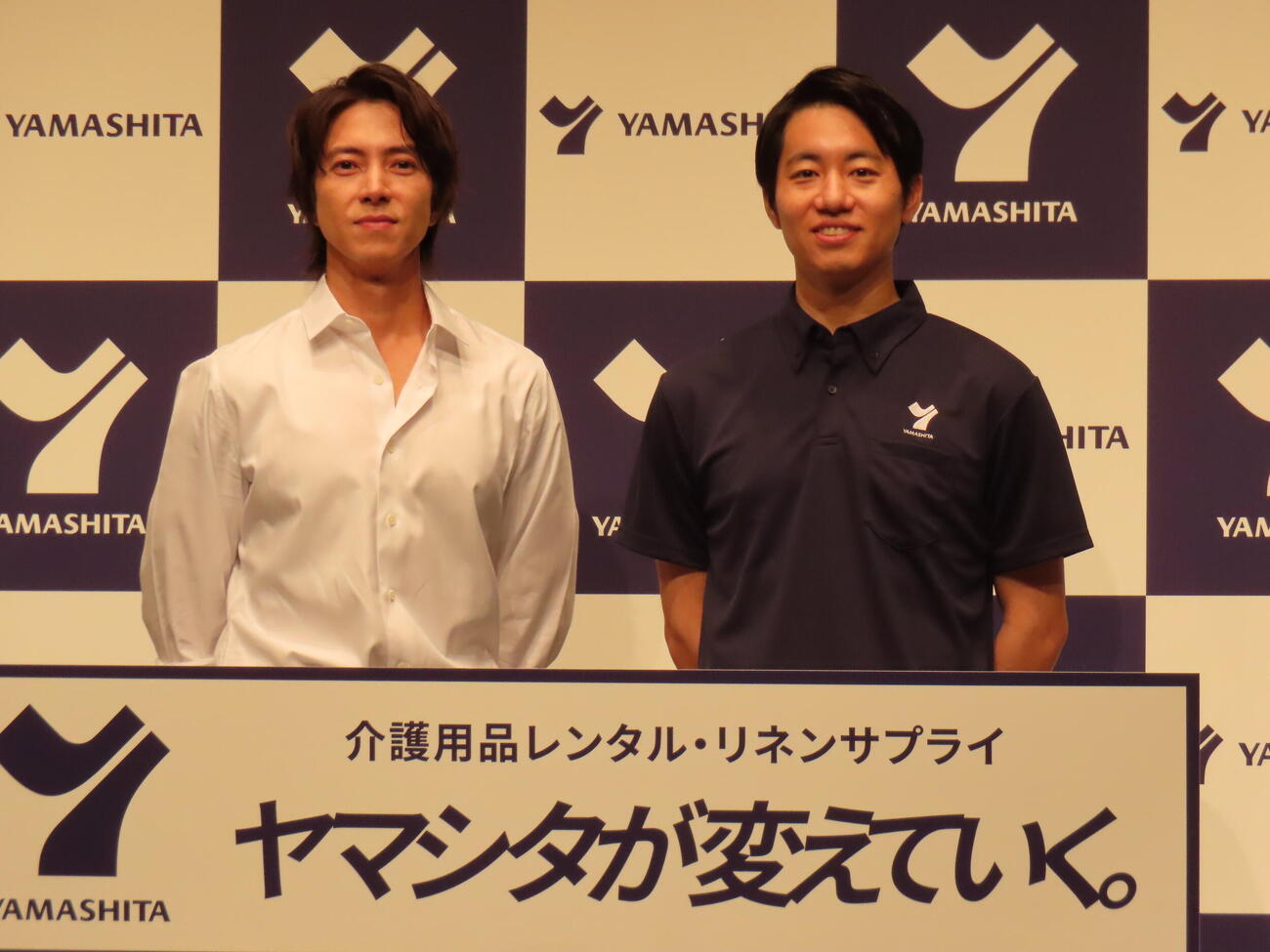 介護用品レンタル・リネンサプライ「ヤマシタ」新CM発表会に登壇した山下智久（左）と山下和洋社長（撮影・鎌田良美）