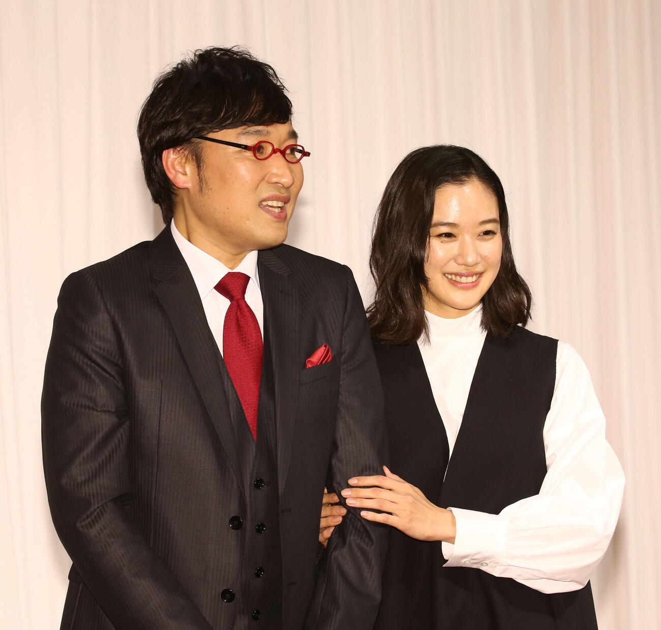 山里亮太（左）の左腕に優しく手を添える蒼井優（2019年6月撮影）