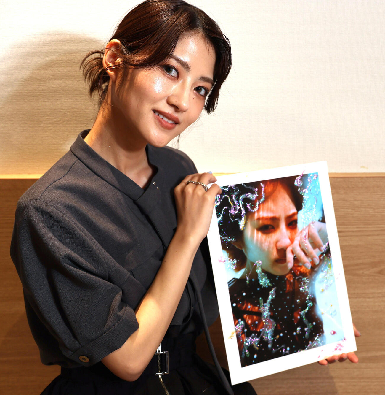 デビュー15周年を迎え意気込みを語った若月佑美は写真集を手に写真に納まる（撮影・水谷安孝）