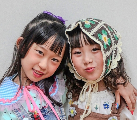 パンサー尾形さんの娘・さくちゃん(左)と『有名になりたい』メンバー・はーちゃん(株式会社ポップティーンのHPから)