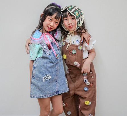 パンサー尾形さんの娘・さくちゃん(左)と『有名になりたい』メンバー・はーちゃん(株式会社ポップティーンのHPから)