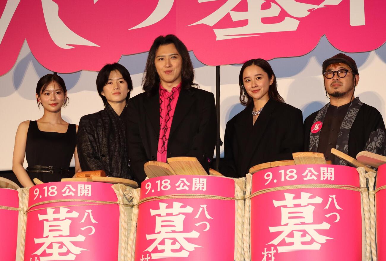 映画「八つ墓村」ジャパンプレミアに出席した、左から永瀬莉子、奥智哉、尾上松也、堀田真由、清水崇監督