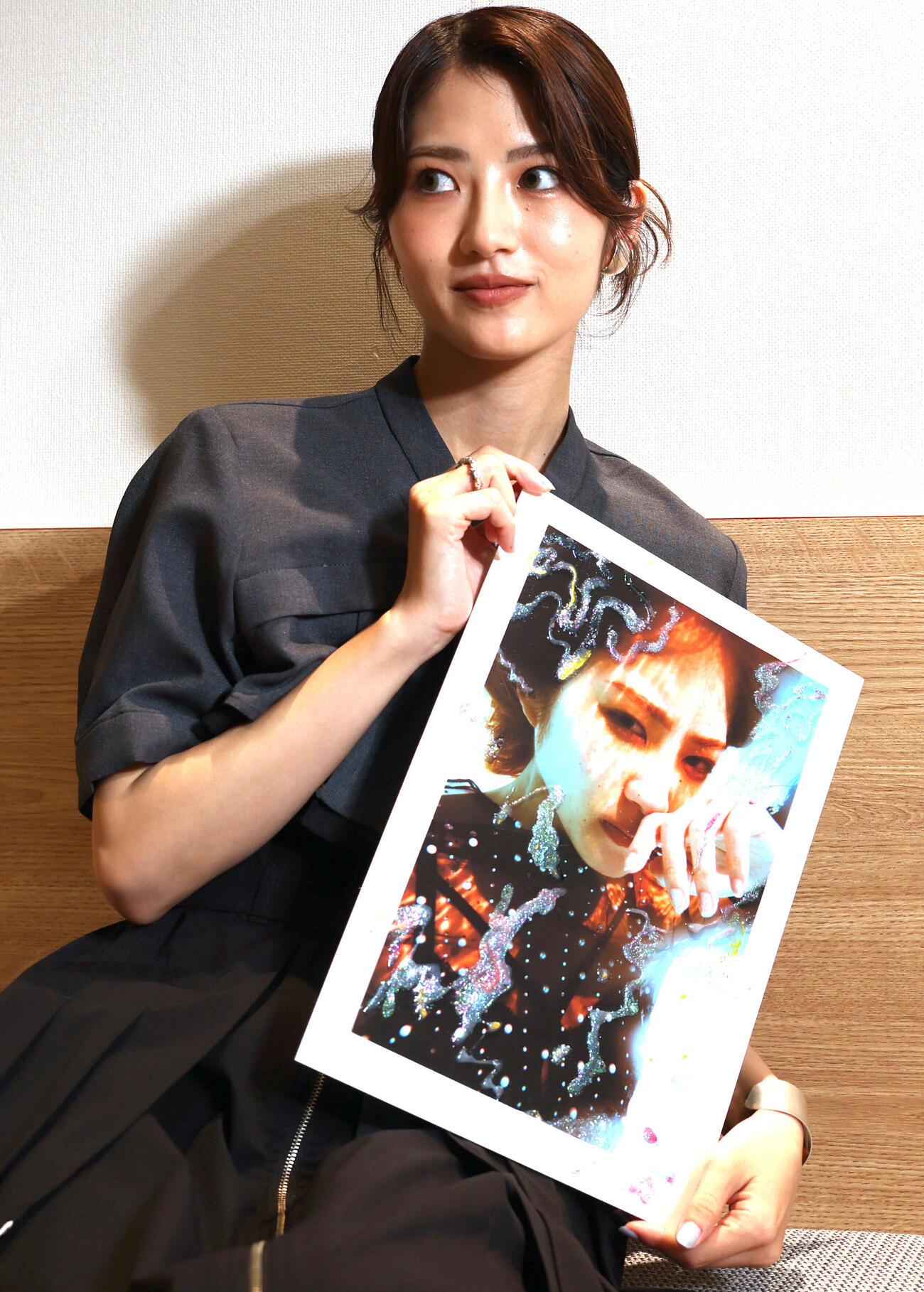 デビュー15周年を迎え意気込みを語った若月佑美は写真集を手に写真に納まる（撮影・水谷安孝）
