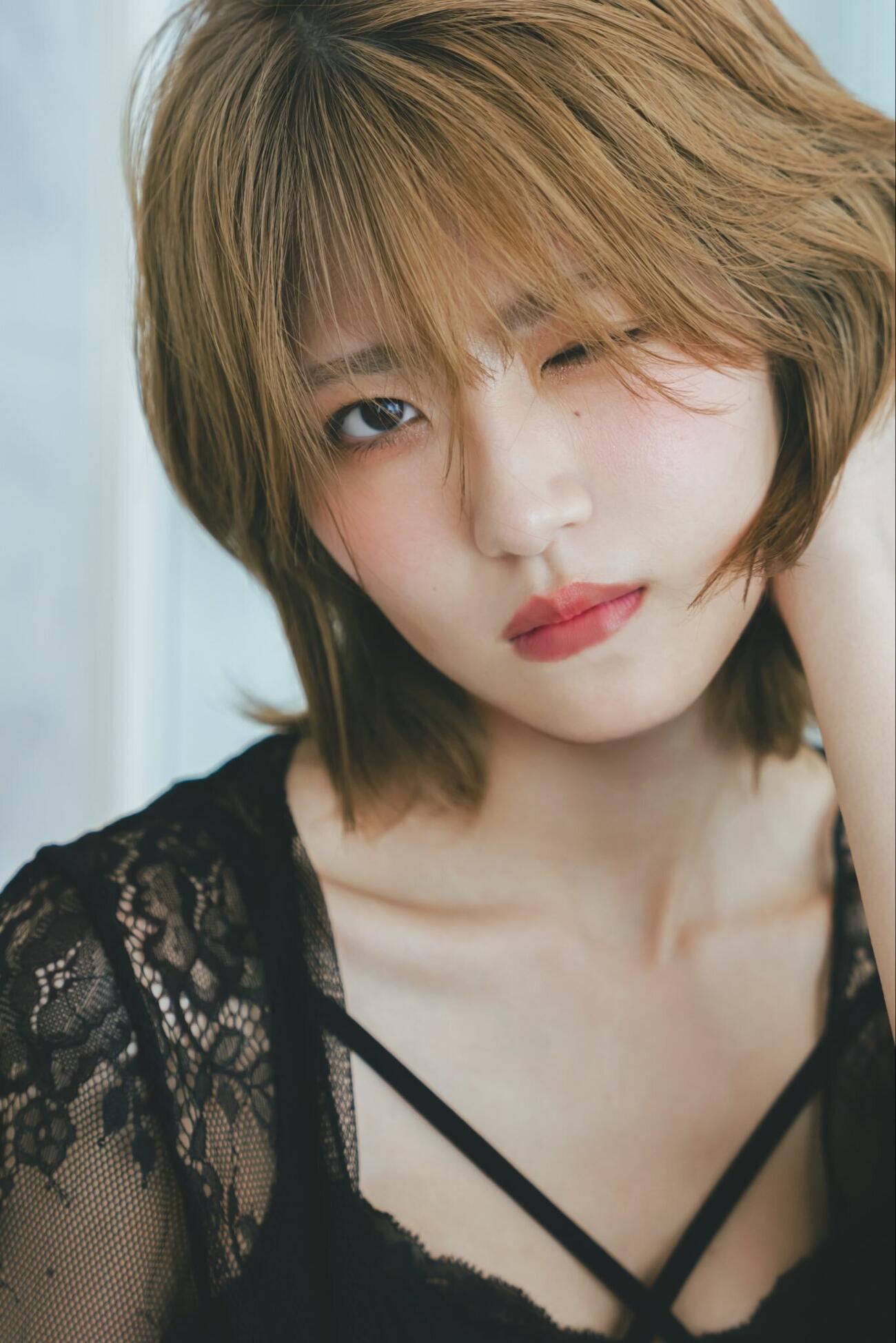 若月佑美のデビュー15周年記念の作品集「FIRST EGOISM」（（C）Heritage Inc.）