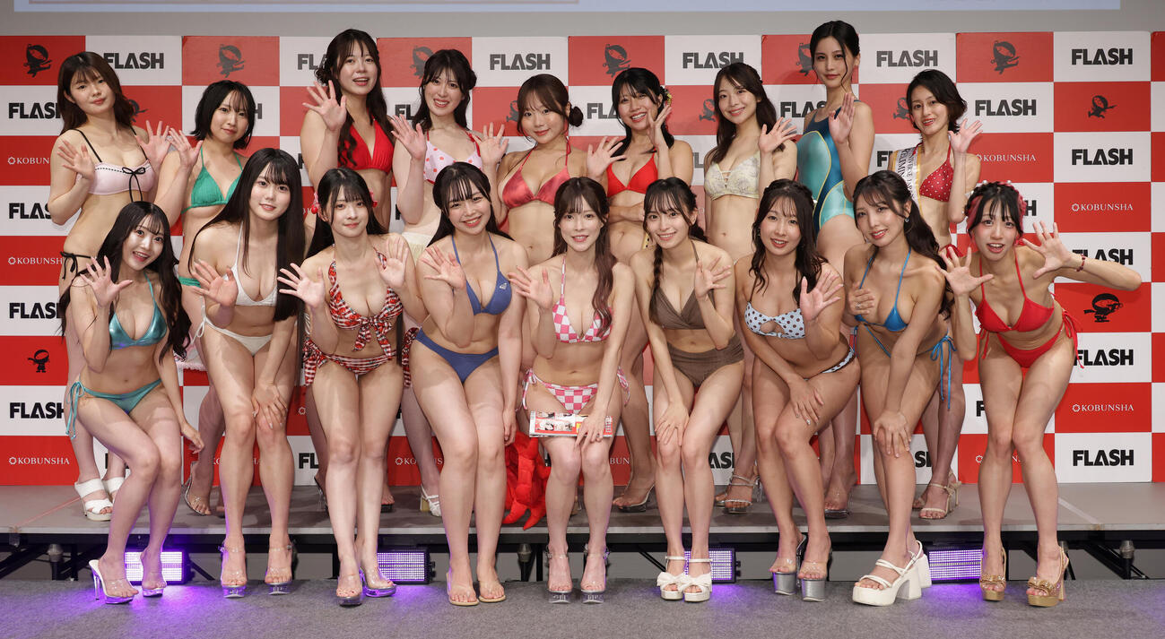 ミスFLASH2027ファイナリスト発表記者会見を行った、前列左からもてりこ、宮地りんか、絃ユリナ、大月海風、藤白ちらり、大谷美詩海、大桜てんか。、瀬戸なちか、明永凜花、後列左から白崎優雨、実川桃子、鈴木瑠莉、山田瑶佳、小野たまり、夏加ゆりえ、助川綾美、絢瀬桜妃、千原彩叶（撮影・中島郁夫）
