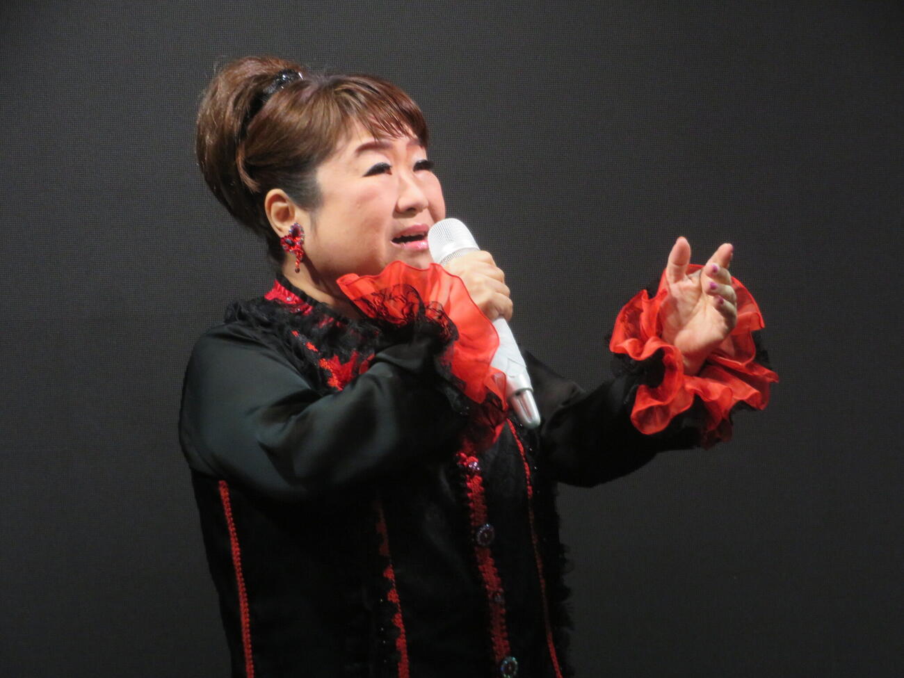 「天童よしみ　カラオケ天下一決定戦」で歌唱する天童よしみ（撮影・川田和博）