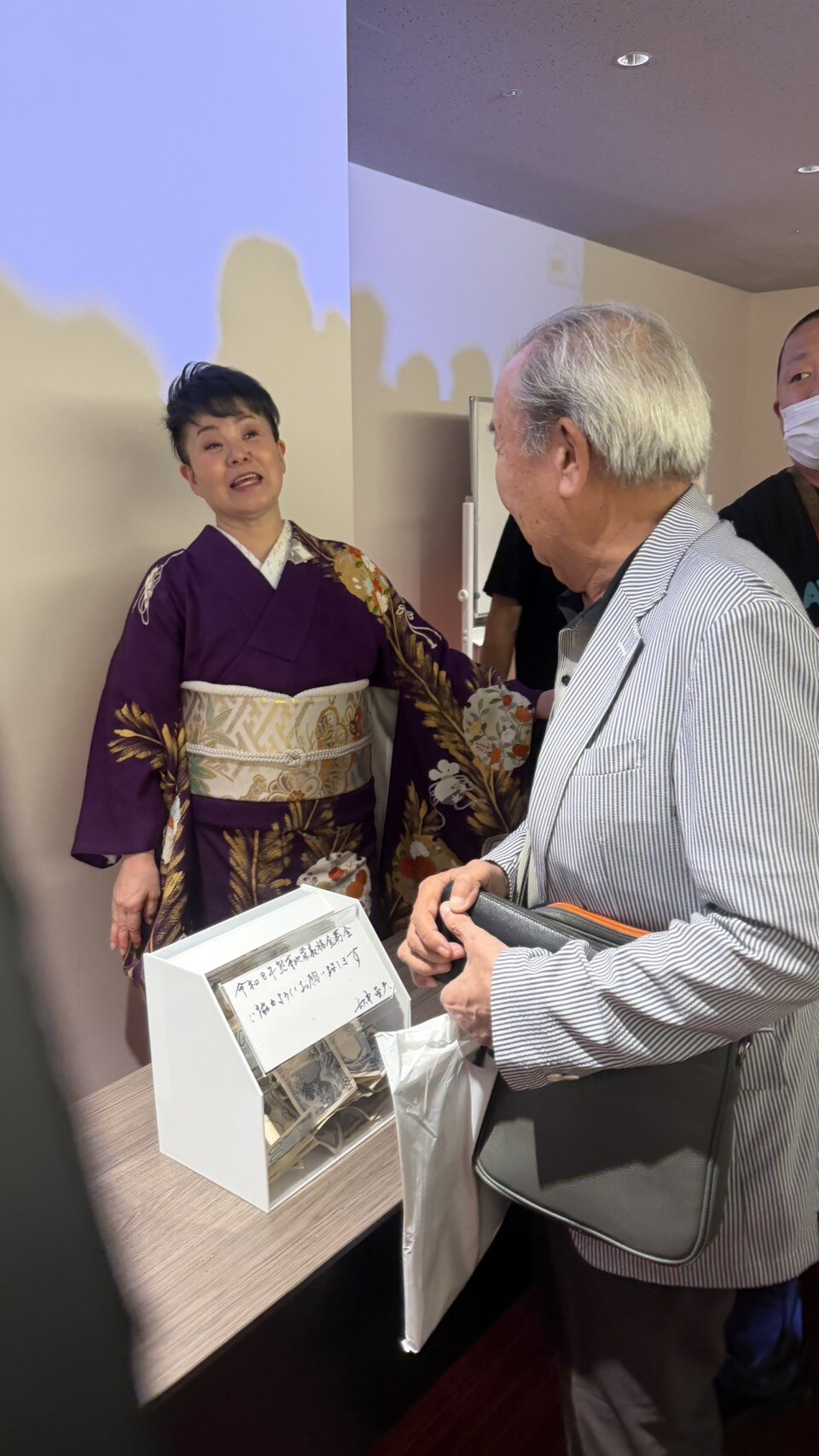 故郷・熊本の地震被害へのチャリティー募金を呼びかける島津亜矢
