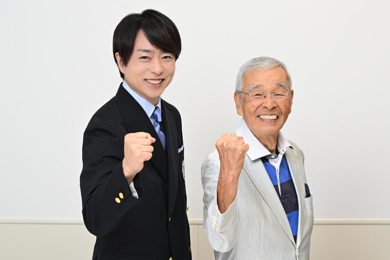 日本テレビ系大型クイズ番組「アメリカ横断ウルトラクイズ」新MCの櫻井翔（左）と初代MCの福留功男