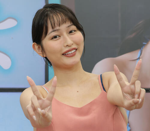 天野ちよ、第２弾トレカ発売　私生活でも「けっこう着る」真っ赤なランジェリーにメガネ姿も