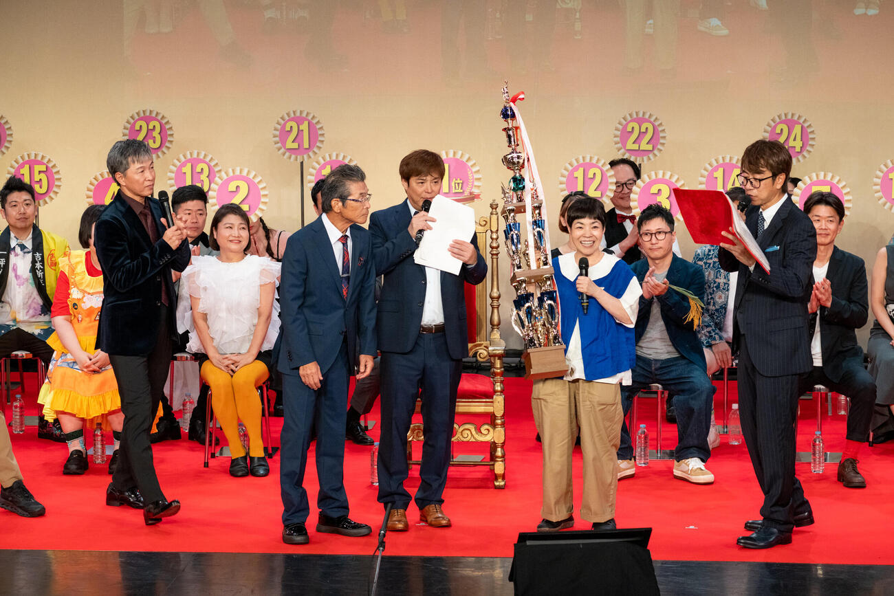 「吉本新喜劇総選挙2026」で連覇を達成した山田花子（前列右から2人目）