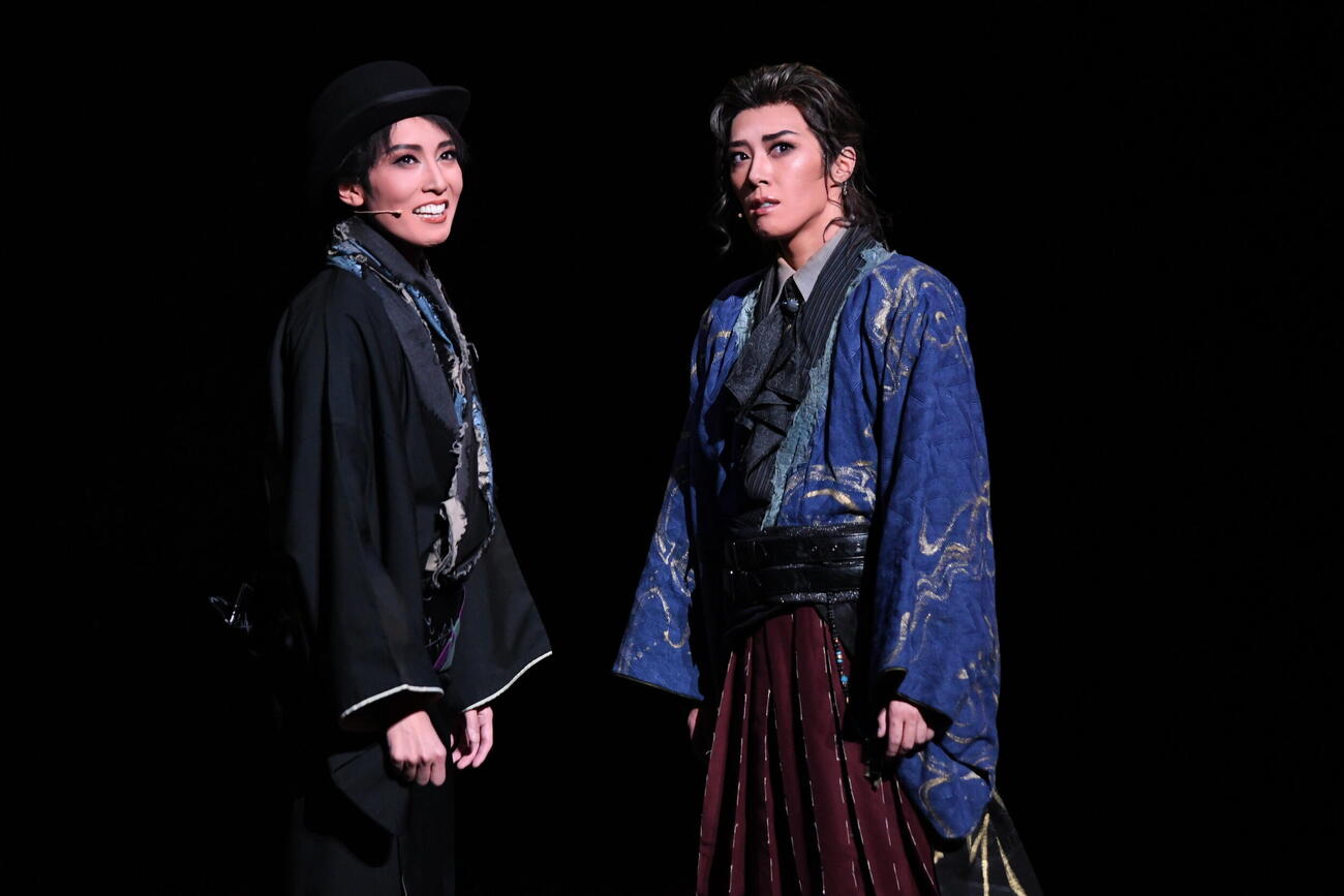 主演公演「稲妻開花譚－イナヅマカイカタン－」に出演する月組スター風間柚乃（右）と彩海せら（撮影・阪口孝志）