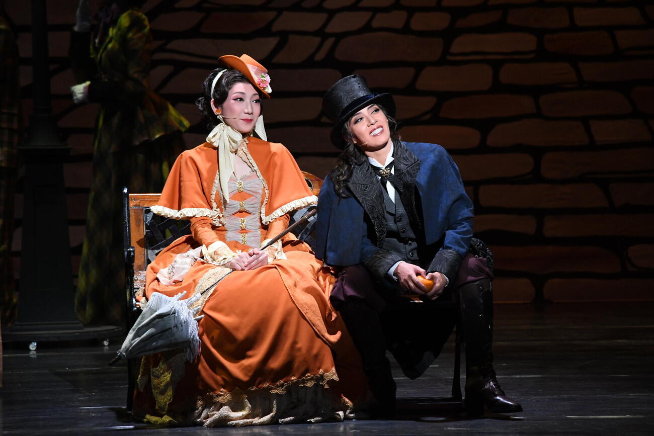 主演公演「稲妻開花譚－イナヅマカイカタン－」に出演する月組スター風間柚乃（右）とヒロイン役の白河りり（撮影・阪口孝志）