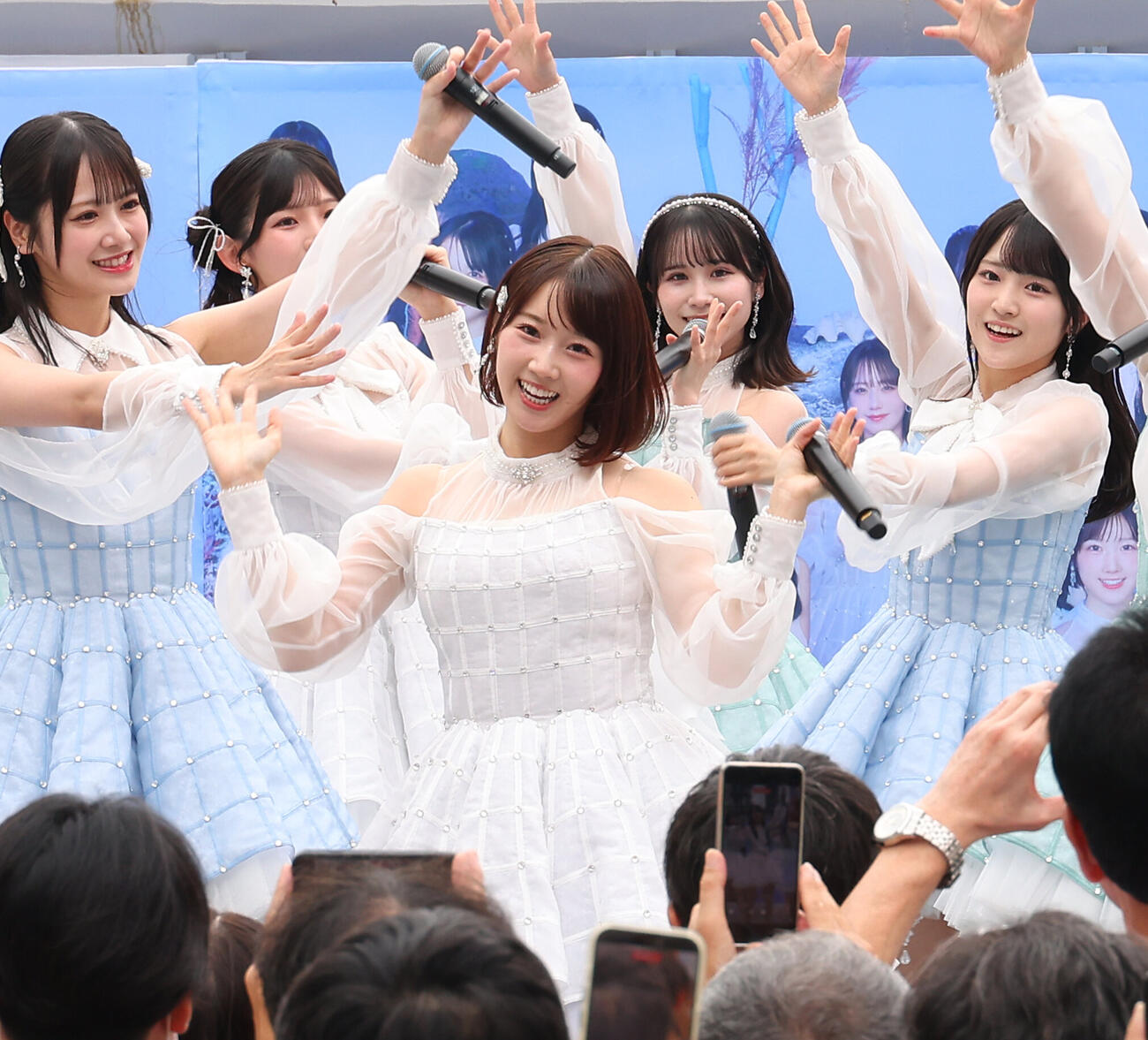 センターを務めるSTU48甲斐心愛（中央）（撮影・中島郁夫）