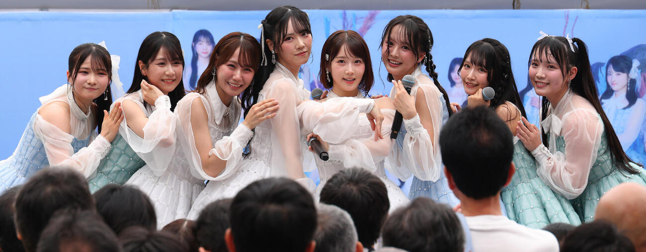 「冬服に着替えたら」発売記念イベントを行ったSTU48（撮影・中島郁夫）