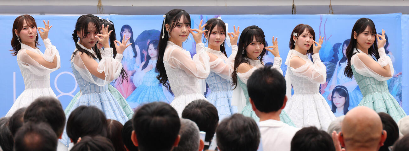 「冬服に着替えたら」発売記念イベントを行ったSTU48（撮影・中島郁夫）