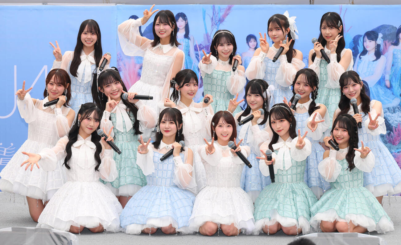 「冬服に着替えたら」発売記念イベントを行ったSTU48。前列左から古田彩良、中村舞、甲斐心愛、原田清花、高雄さやか、中列左から兵頭葵、岡村梨央、尾崎世里花、久留島優果、福田朱里、森末妃奈、後列左から曽我部あこ、濵田響、岡田あずみ、新井梨杏、島田彩香（撮影・中島郁夫）