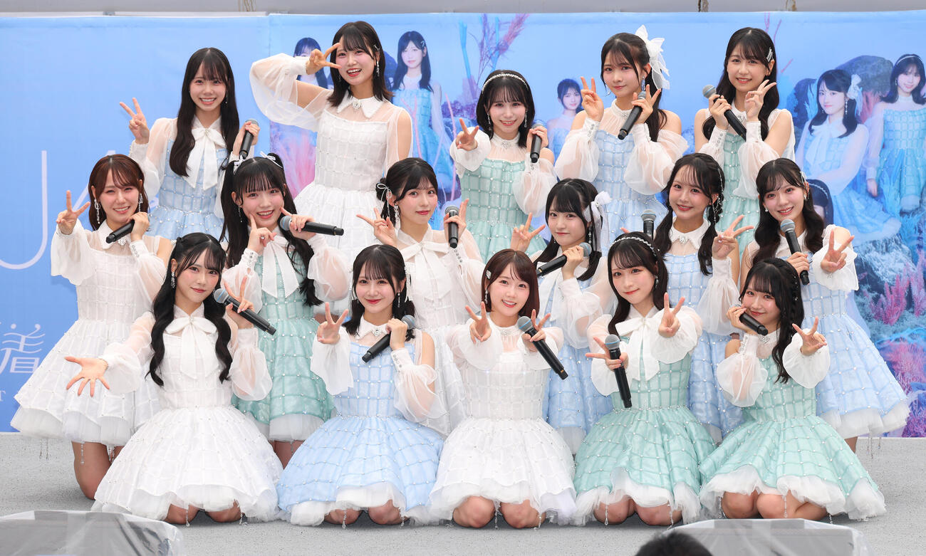 「冬服に着替えたら」発売記念イベントを行ったSTU48。前列左から古田彩良、中村舞、甲斐心愛、原田清花、高雄さやか、中列左から兵頭葵、岡村梨央、尾崎世里花、久留島優果、福田朱里、森末妃奈、後列左から曽我部あこ、濵田響、岡田あずみ、新井梨杏、島田彩香（撮影・中島郁夫）